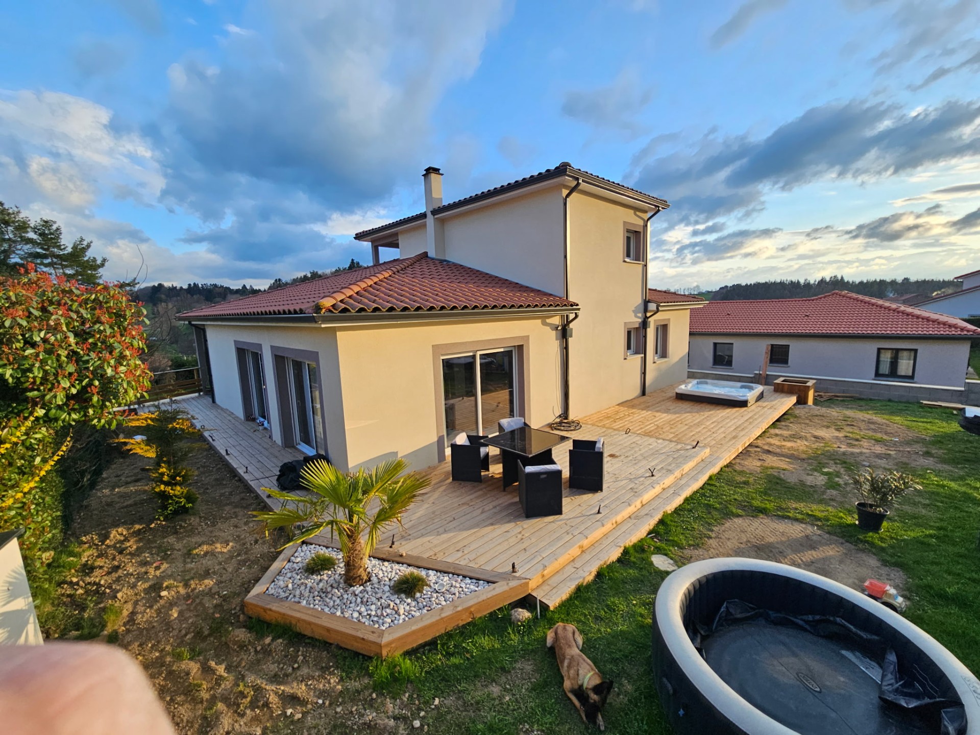 Grande terrasse bois autour d'une maison contemporaine